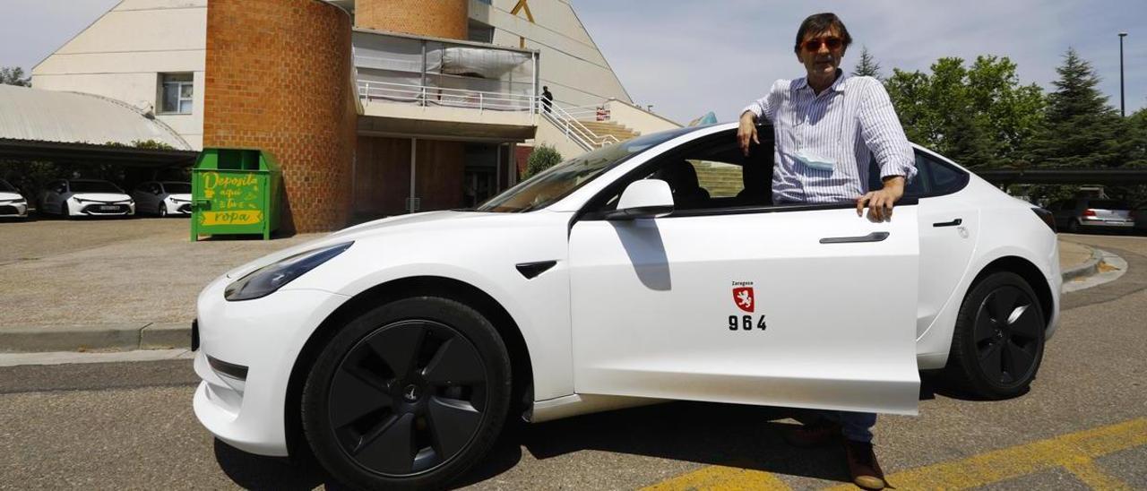 David Navasa luce su Tesla en la Cooperativa de Taxis de Zaragoza a la espera de recibir la autorización para trabajar.