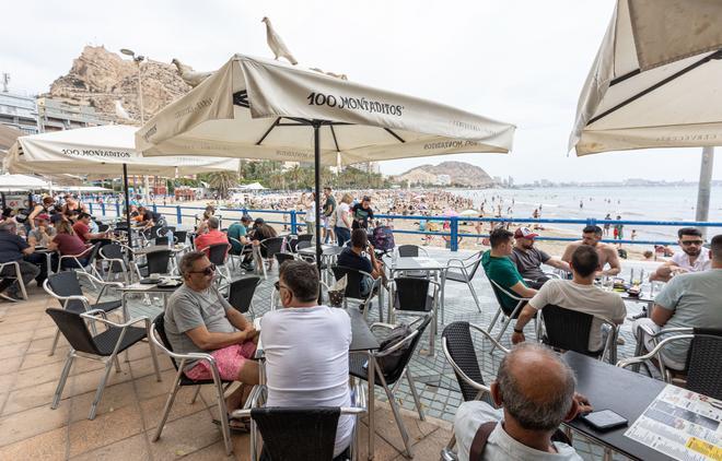 El calor llena las terrazas y playas de Alicante