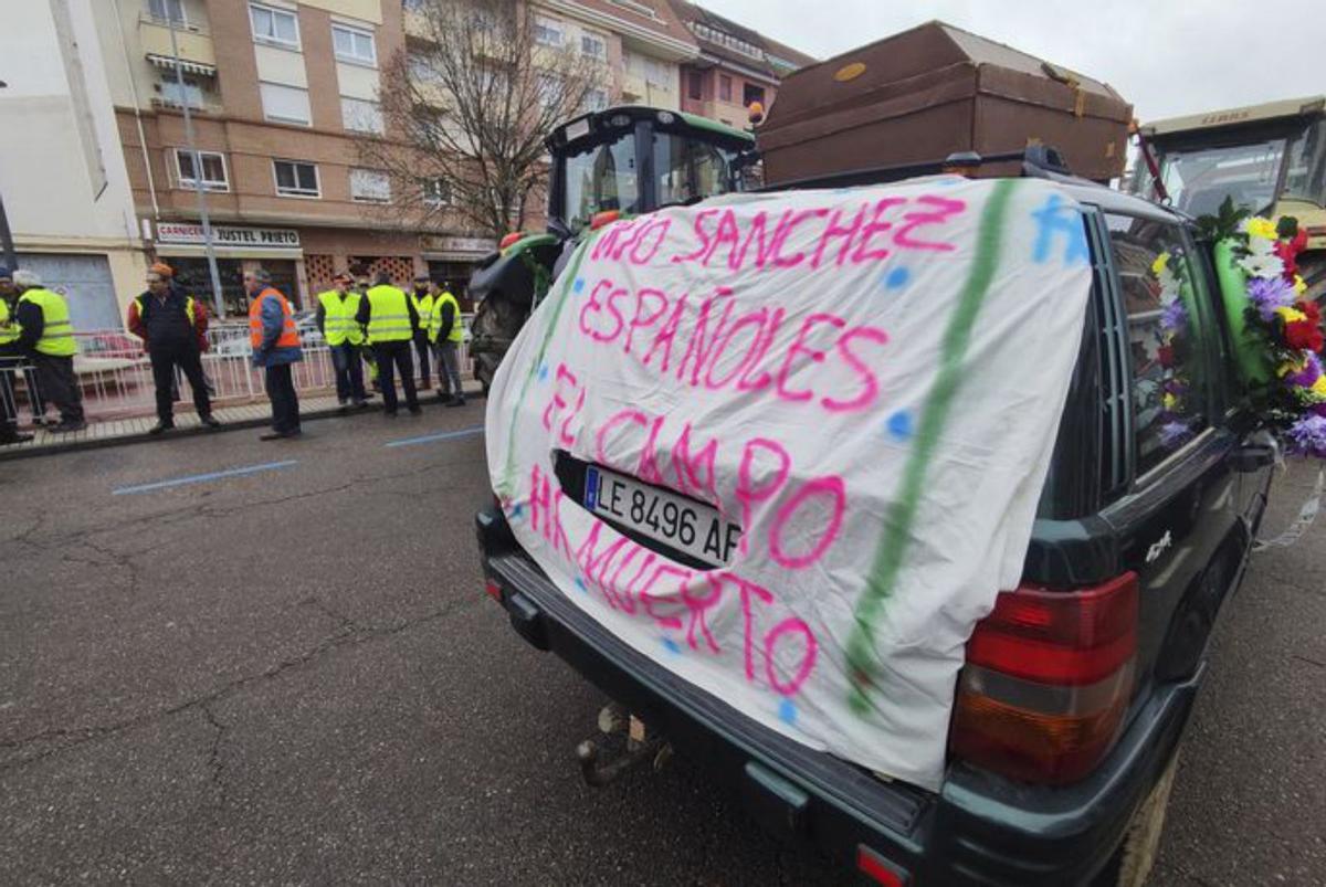 Una pancarta con ataúd. | J. A. G.