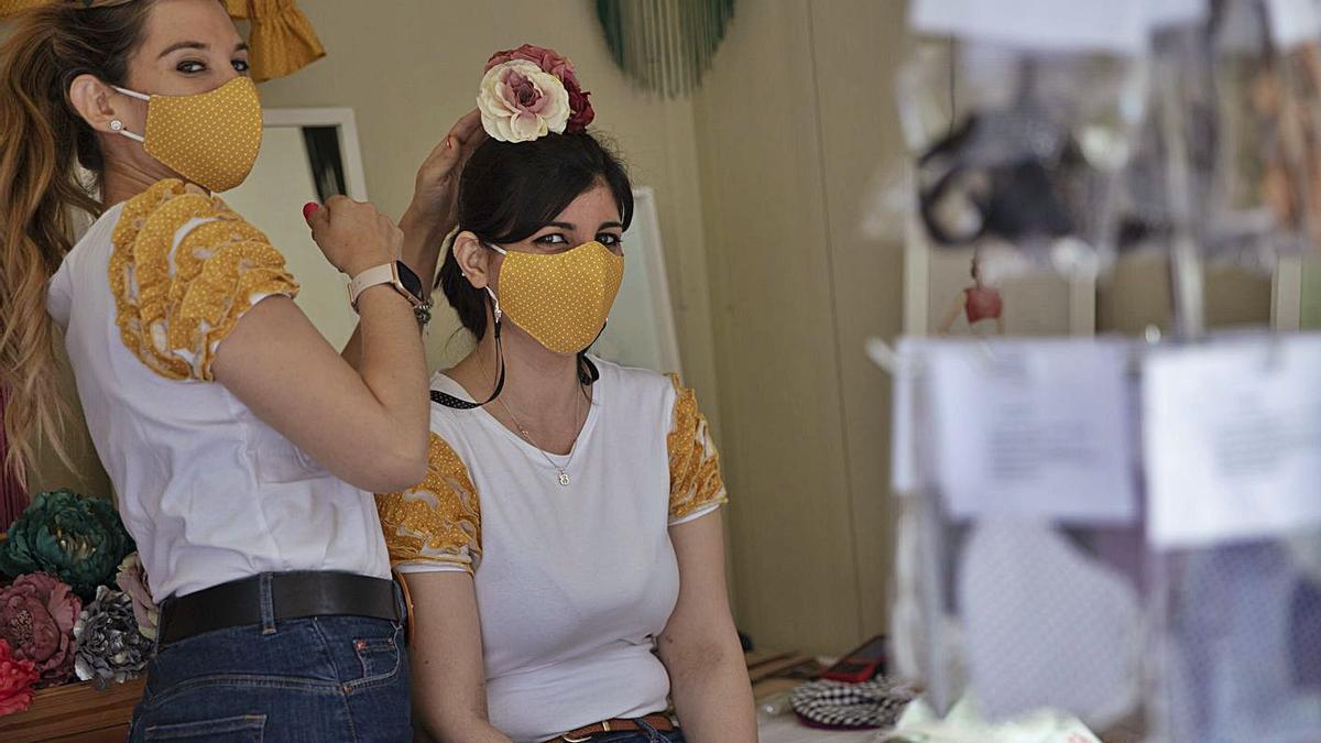 Dos mujeres con mascarilla en Sevilla. |   // MARÍA JOSÉ LÓPEZ