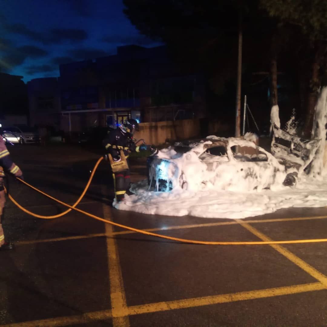 Incendio de un coche en Ibiza tras un accidente de tráfico