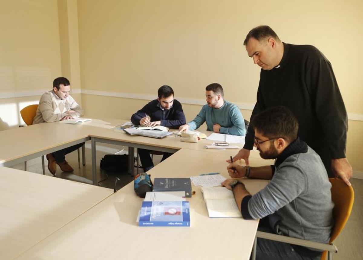 Los cuatro futuros sacerdotes, junto al rector y formador, Ángel Carnicero, en clase de Filosofía. | // R. GROBAS