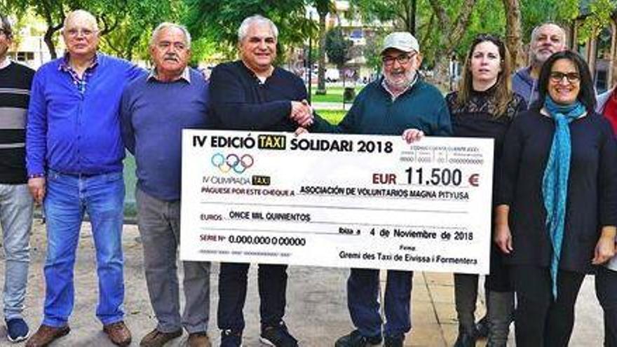 Cheque solidario Los taxistas entregan 11.500 euros a Magna Pityusa