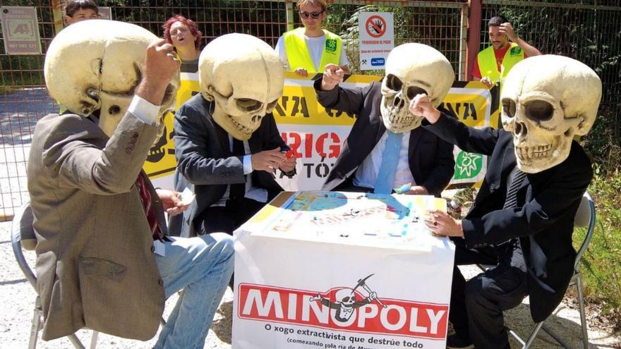 Activistas de Ecoloxistas en Acción disfrazados de esqueletes parodiando unha partida tras parar a obra / e.e.a.