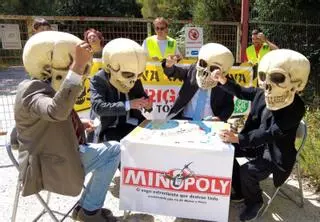 Membros de Ecoloxistas en Acción pararon a instalación dunha tubaxe para verteduras da mina de San Finx