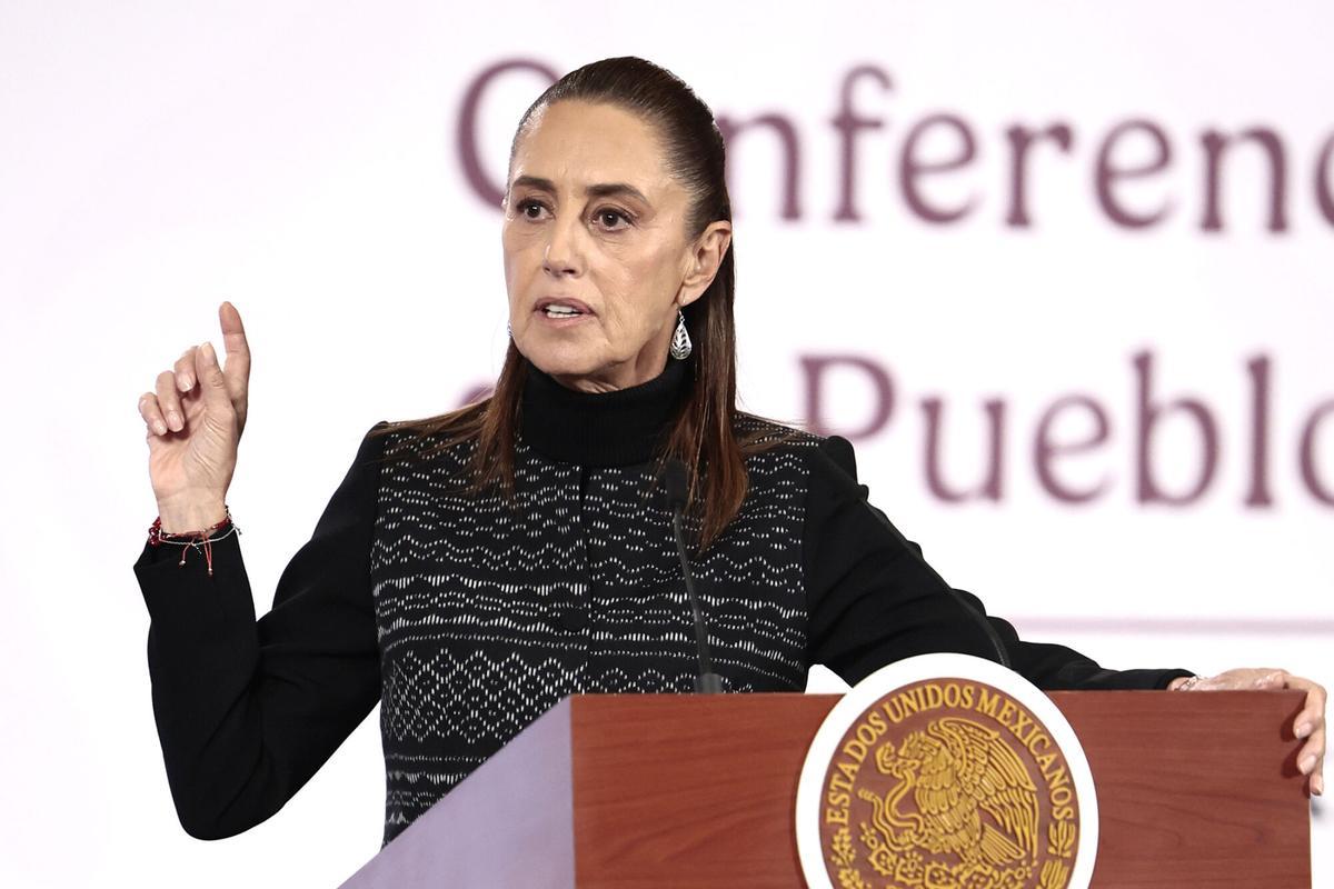 La presidenta de México, Claudia Sheinbaum, habla en una rueda de prensa este lunes, en el Palacio Nacional en Ciudad de México (México).