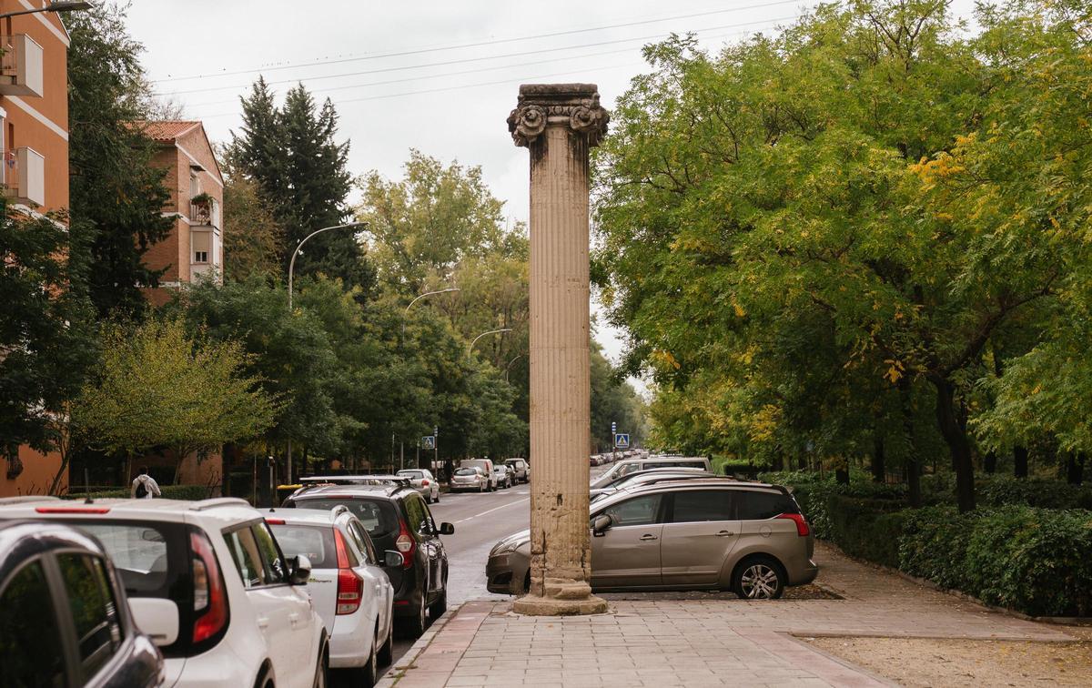 Siete columnas de estilo jónico y seis metros de altura se elevan a orillas del río madrileño.