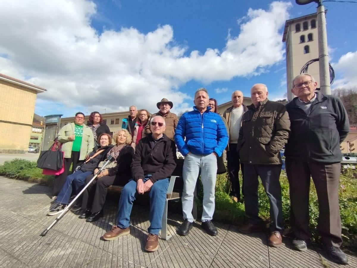 Integrantes de la asociación vecinal de Barredos.