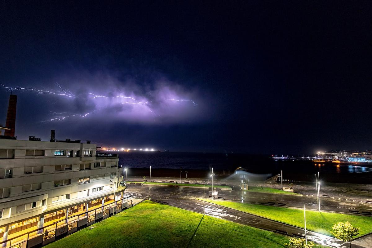 Las impresionanes imágenes de la tormenta eléctrica en Poniente, Gijón
