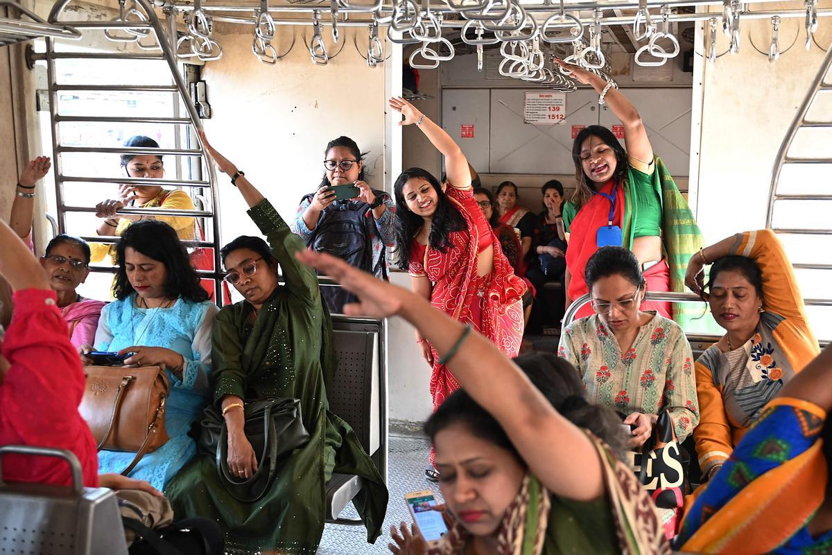 Yoga en el tren en India para celebrar el 8-M