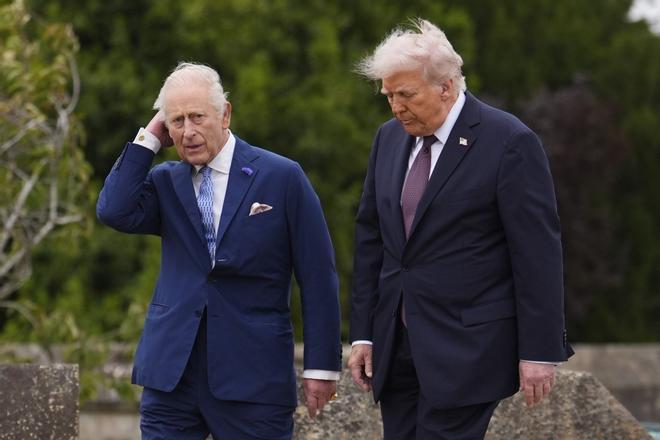 17 September 2025, United Kingdom, Windsor: UK King Charles III (L) arrives with US President Donald Trump for a Beating Retreat ceremony at Windsor Castle, on day one of the US presidents second state visit to the UK. Photo: Jordan Pettitt/PA Wire/dpa 17/09/2025 ONLY FOR USE IN SPAIN. Jordan Pettitt/PA Wire/dpa;royalty;heads of state;diplomacy;politics;US President Trump state visit to the UK;
