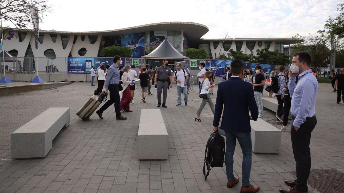 Imagen de archivo de visitantes del Mobile World Congress, en Barcelona.