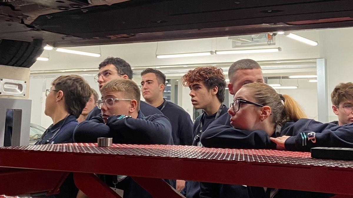 Los alumnos de Automoción en UNIVERSAE, además de realizar prácticas, visitan talleres y concesionarios.