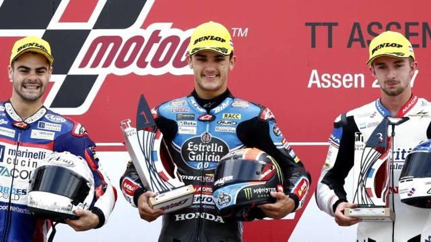 Arón Canet posa entre Fenati y McPhee, en podio de Assen, con su trofeo de ganador.