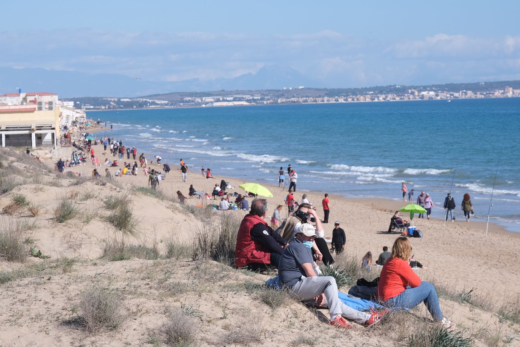 Domingo primaveral en Elche: Centenares de personas peregrinan a la playa de la Marina