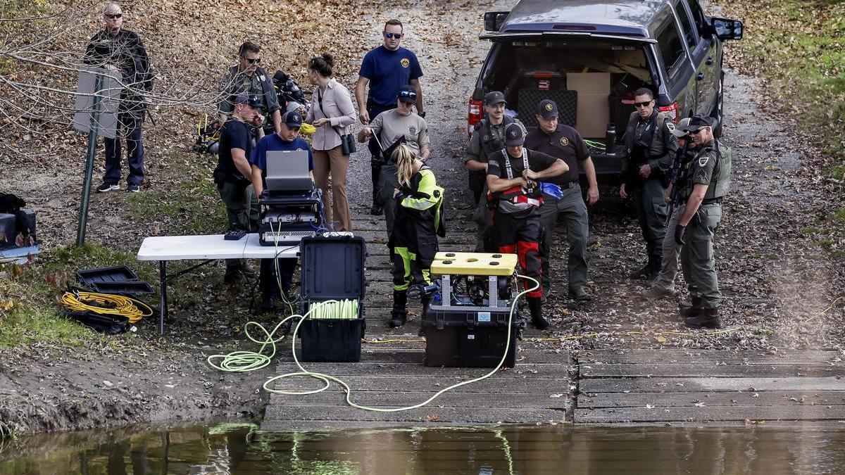 La policía busca con un robot bajo las aguas de los ríos Sabattus y Androscoggin rastros del tirador que mató a 18 personas en el estado de Maine.