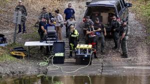 La policía busca con un robot bajo las aguas de los ríos Sabattus y Androscoggin rastros del tirador que mató a 18 personas en el estado de Maine.