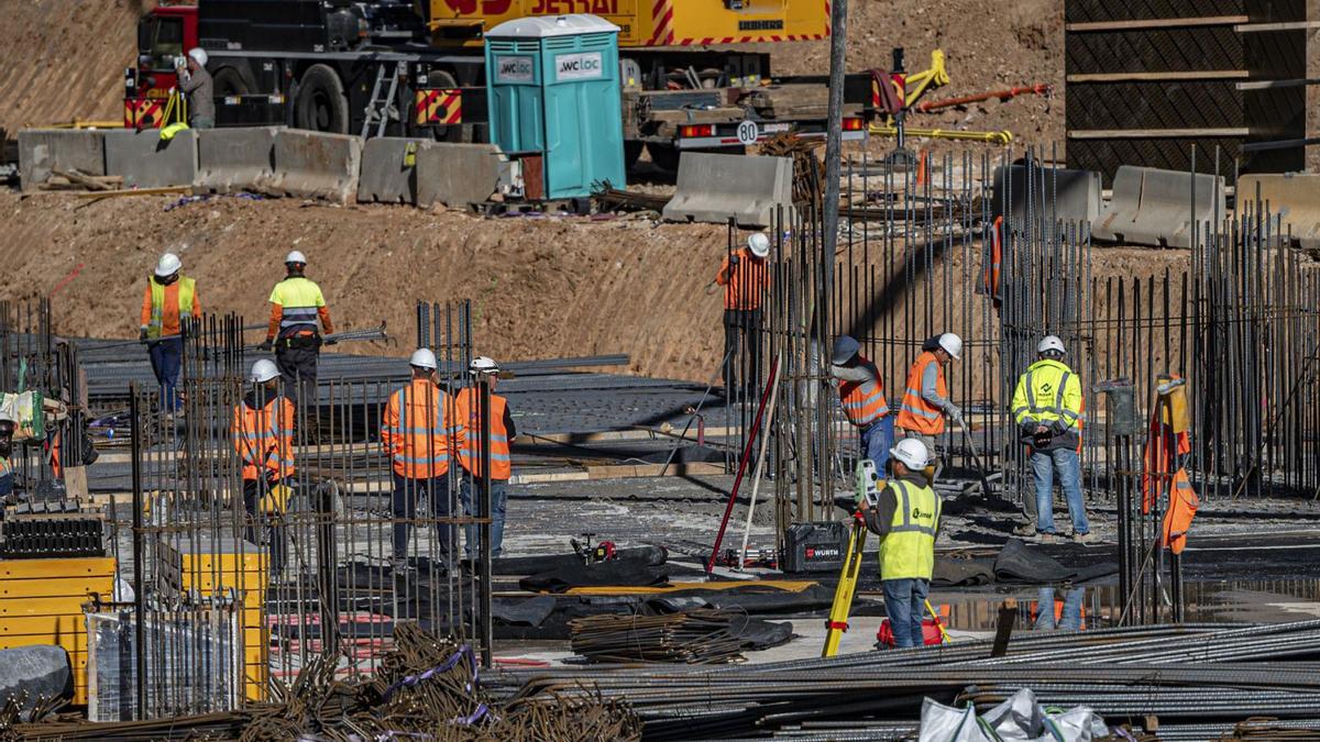 Un grupo de trabajadores en las obras del Camp Nou