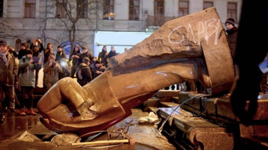 Los manifestantes derriban una estatua de Lenin en Kiev