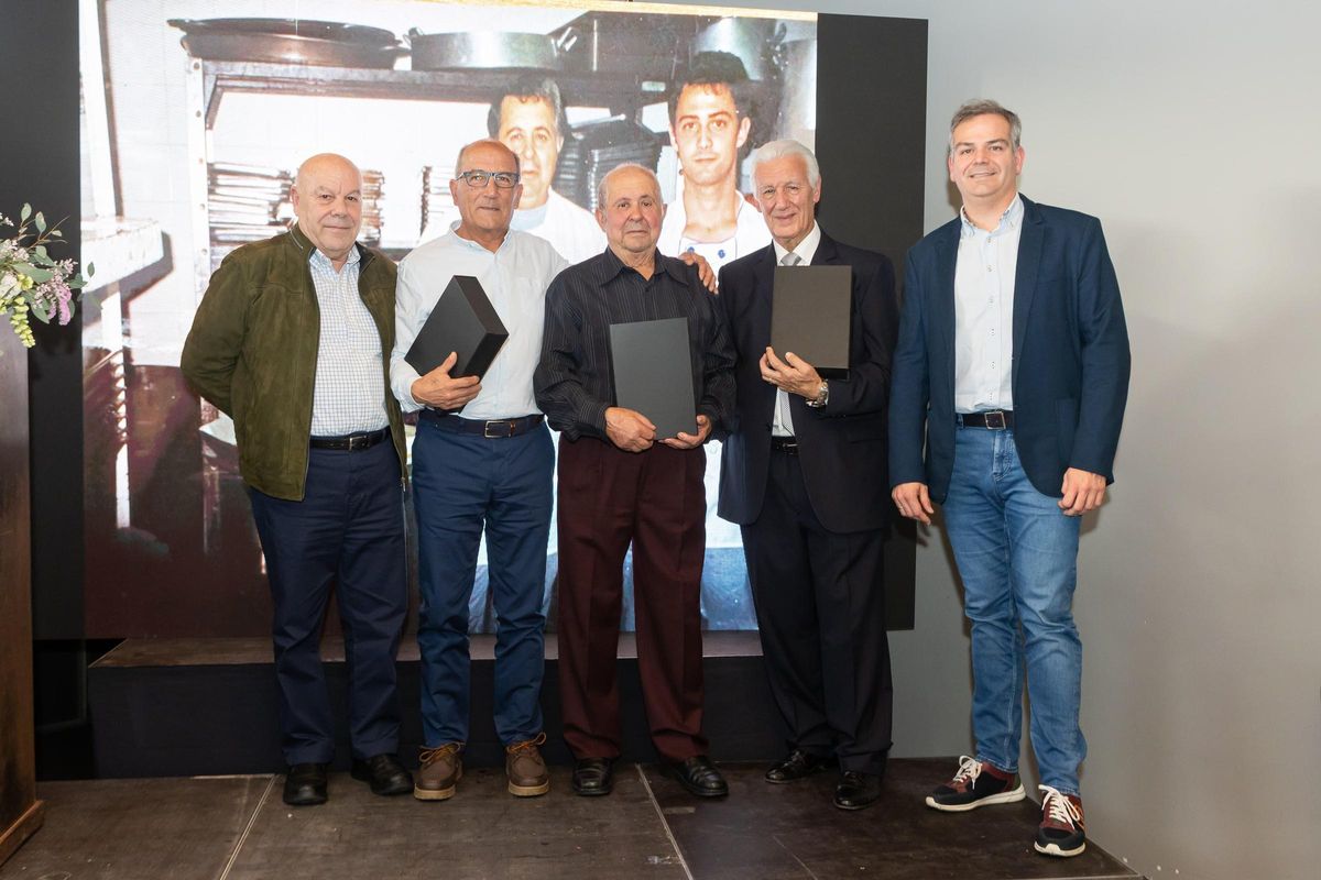 Javier Ruiz del Portal, gerente del Grupo Juan XXIII; Luis Ángel Sainz de La Maza, homenajeado sorpresa; Alfonso Caballero y José González, cocineros galardonados, y Javier Ruiz Mula, gerente de Finca Santa Luzia.