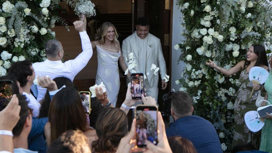 Celina Locks y Ronaldo Nazário salen de la ceremonia entre una lluvia de pétalos.