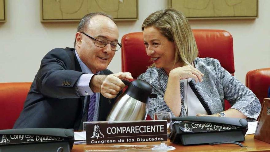 Luis María Linde, junto a la portavoz de Coalición Canaria, Ana Oramas, ayer, en el Congreso.