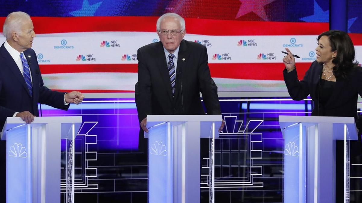 De izquierda a derecha, Joe Biden, Bernie Sanders y Kamala Harris, durante el segundo debate demócrata, en Miami.