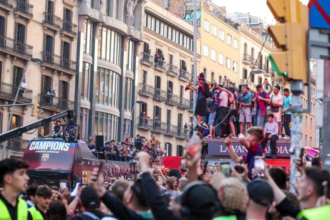 ¡De locos! Las mejores imágenes de una ciudad entregada al Barça