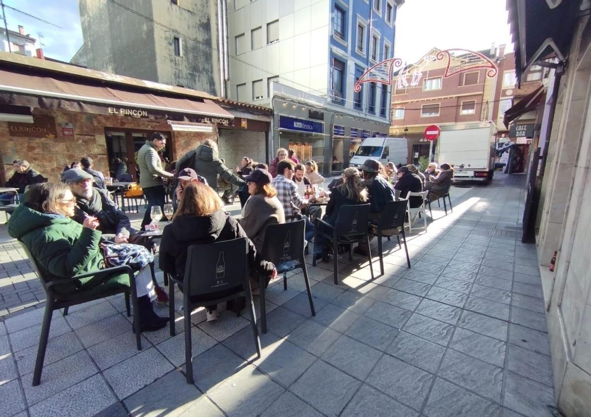 Terrazas de dos establecimientos de La Felguera. | M. Á. G.