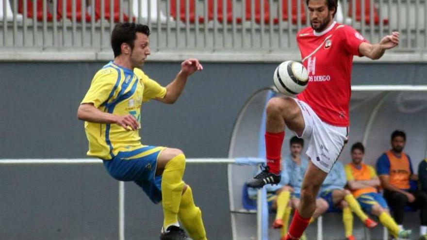 José Ramón (dcha.) es una de las dudas del Estradense para el choque de esta tarde. // Bernabé/Luismy