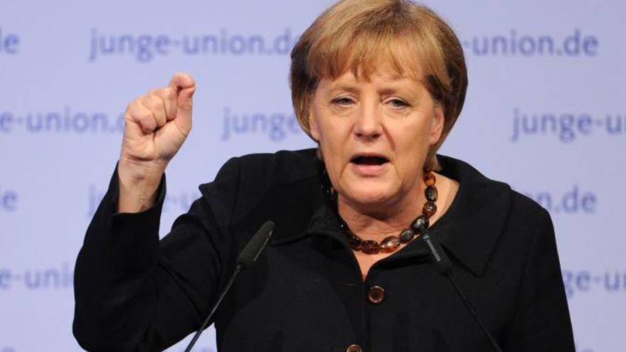 Merkel exige sanciones más severas contra los socios europeos sobreendeudados