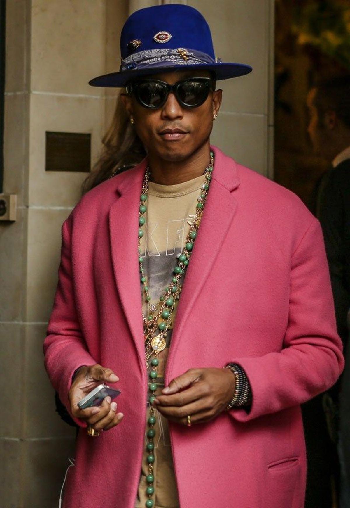 Pharrell Williams y su discreto look al salir de su hotel en París