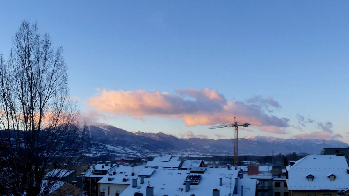 Les teulades de Puigcerdà ben blanques, ahir a primera hora del matí. | METEOPUIGCERDA