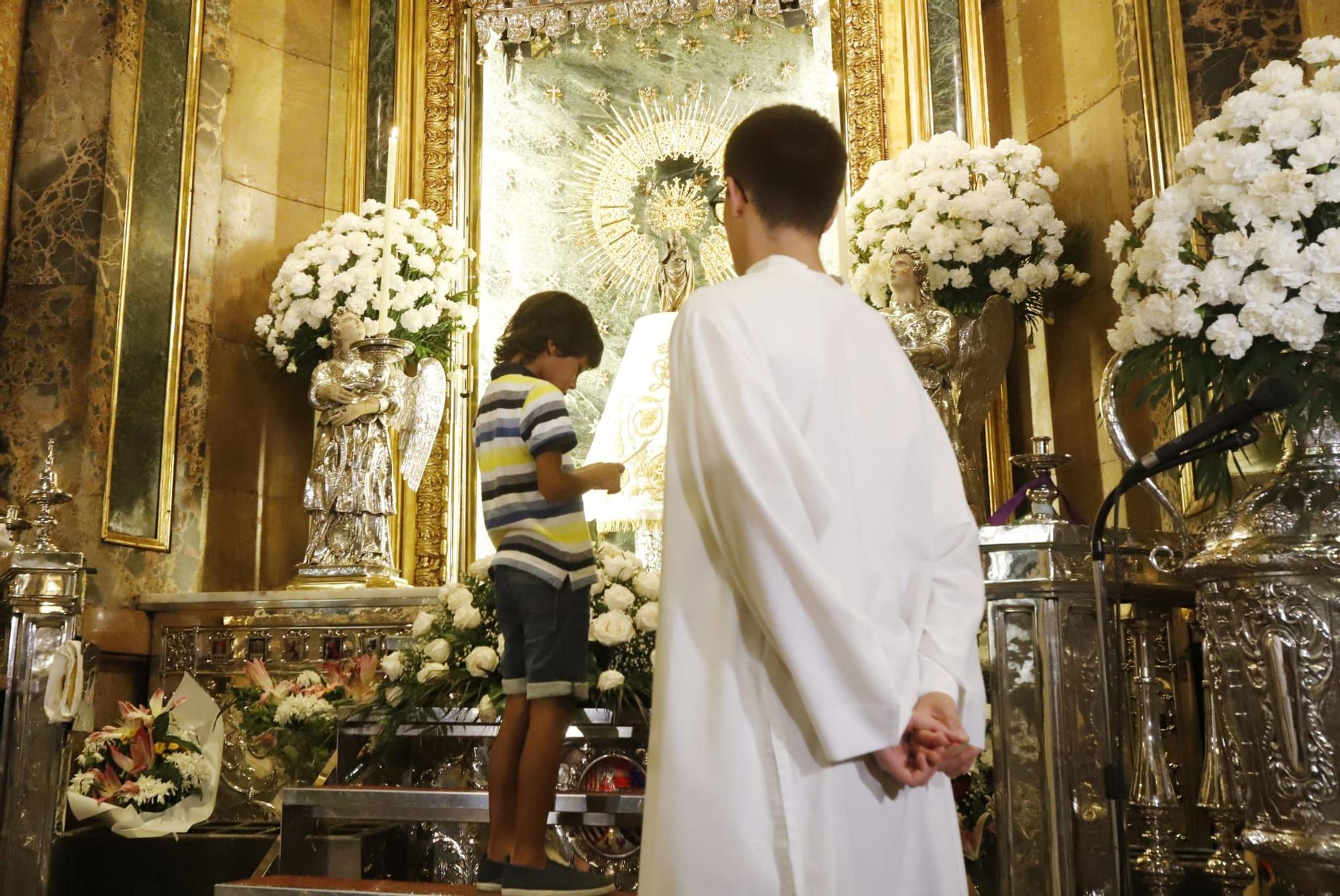 EN IMÁGENES | El paso de los niños por el manto de la Virgen del Pilar