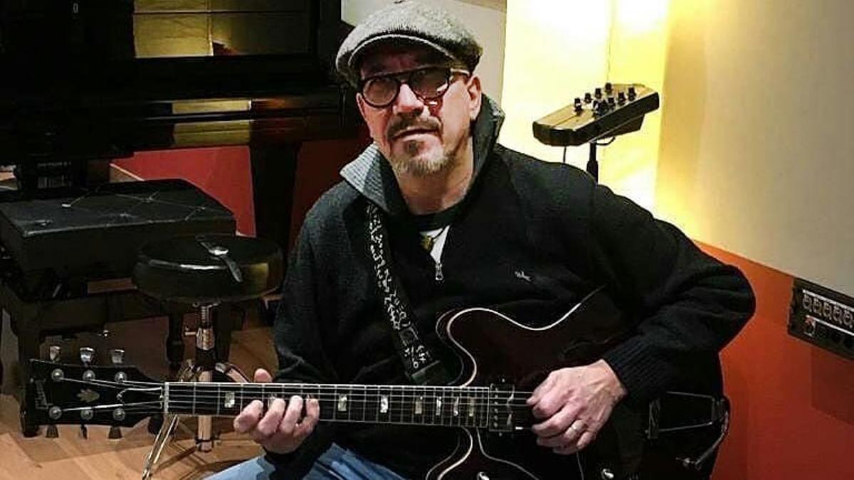 Mor a causa de la covid Joan Vinyals, el guitarrista que va tocar amb tothom a Barcelona Mor a causa de la covid Joan Vinyals, el guitarrista que va tocar amb tothom a Barcelona