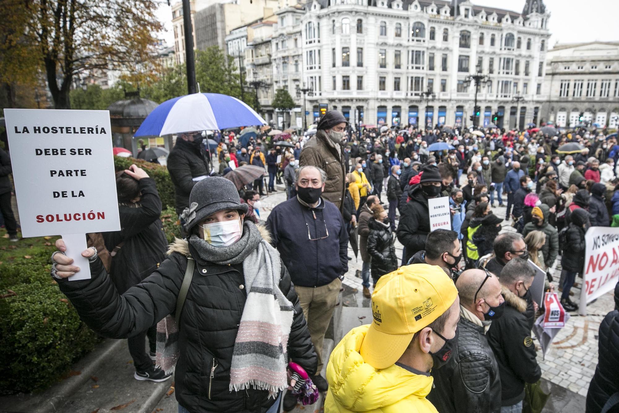 La hostelería toma las calles y exige "no perder las cenas de diciembre"