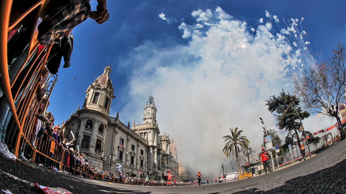 Revive la mascletà a cargo de la pirotecnia Alpujarreña