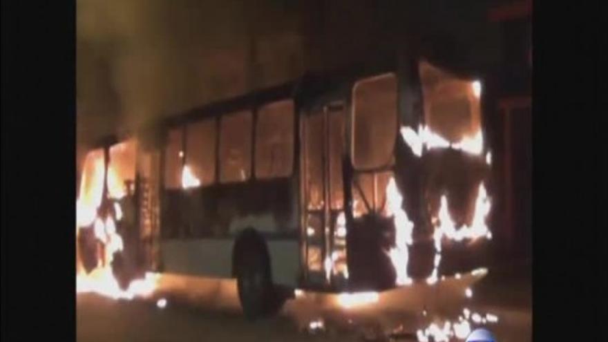 Cerca de una veintena de autobuses quemados en Brasil