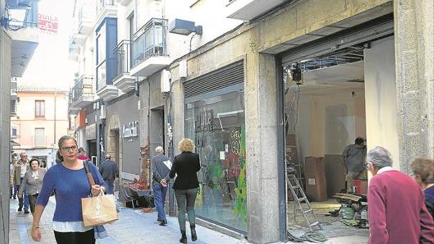 La apertura de comercios resurge en torno a la plaza Mayor y barrios