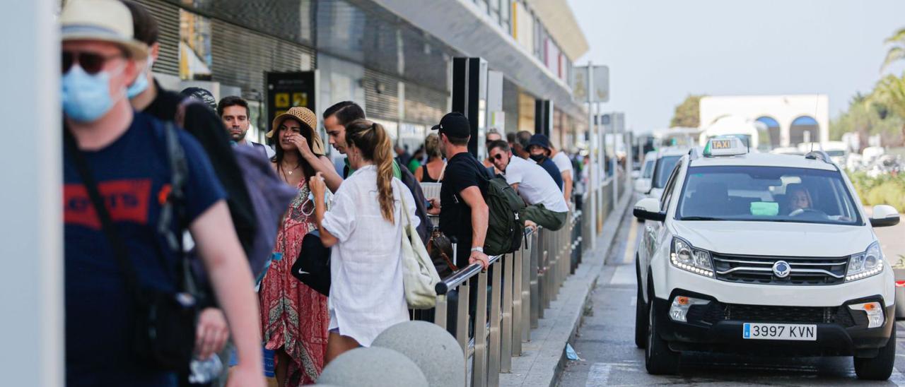 Cola de turistas que esperan en la parada de taxis del aeropuerto, en una imagen de archivo. | TONI ESCOBAR