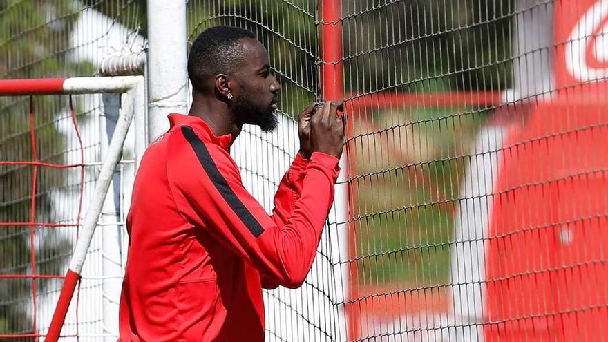 Traoré observa el entrenamiento en Mareo.