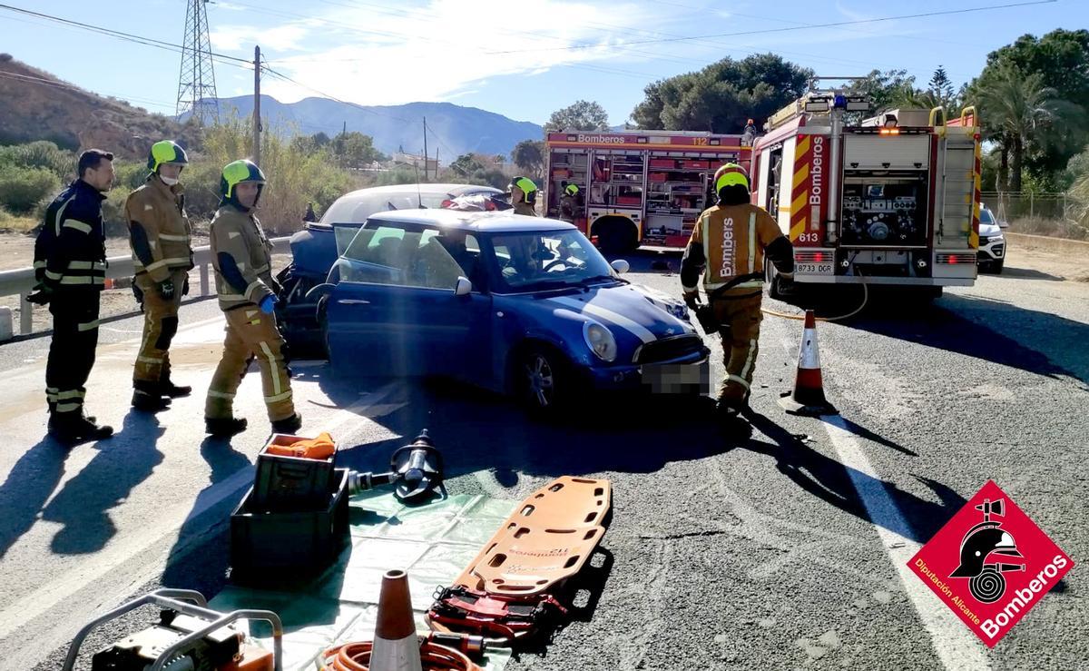 Dos vehículos y un camión, implicados en un accidente de tráfico