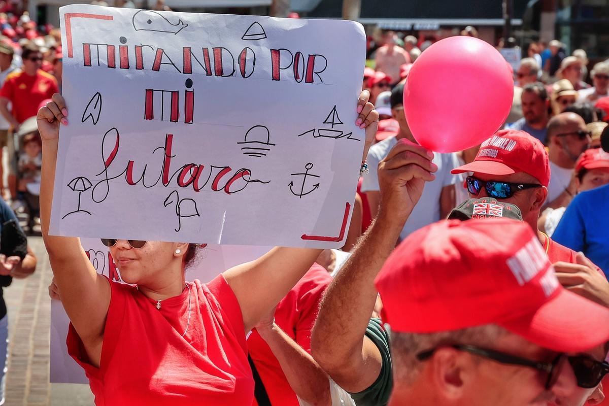 Manifestación en contra de la ampliación del puerto de Los Cristianos