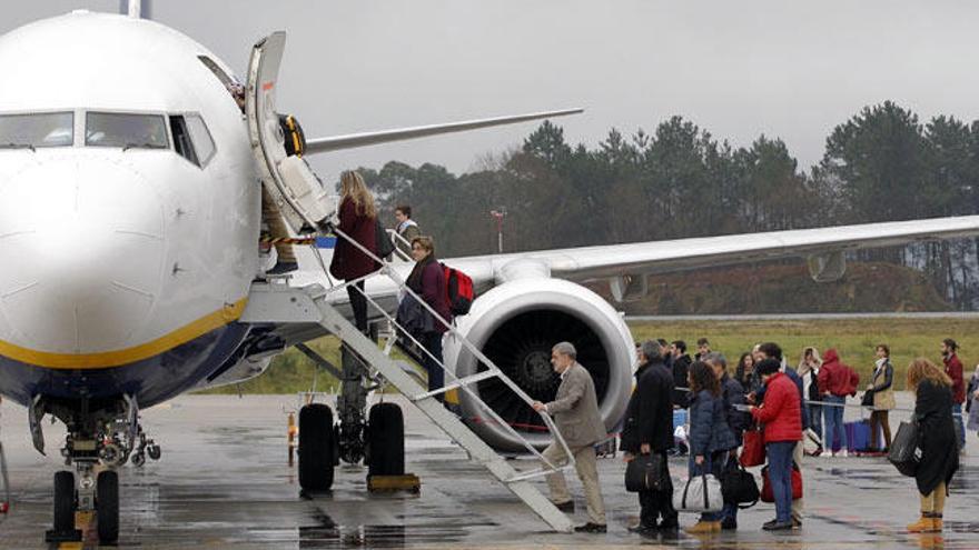 Pasajeros subiendo a un avión en Peinador. // José Lores