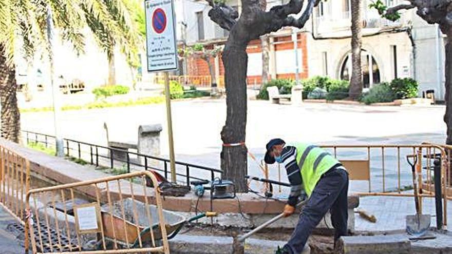 Els operaris fan obres a la plaça Víctor Català però el dijous no es pot treballar pel mercat.