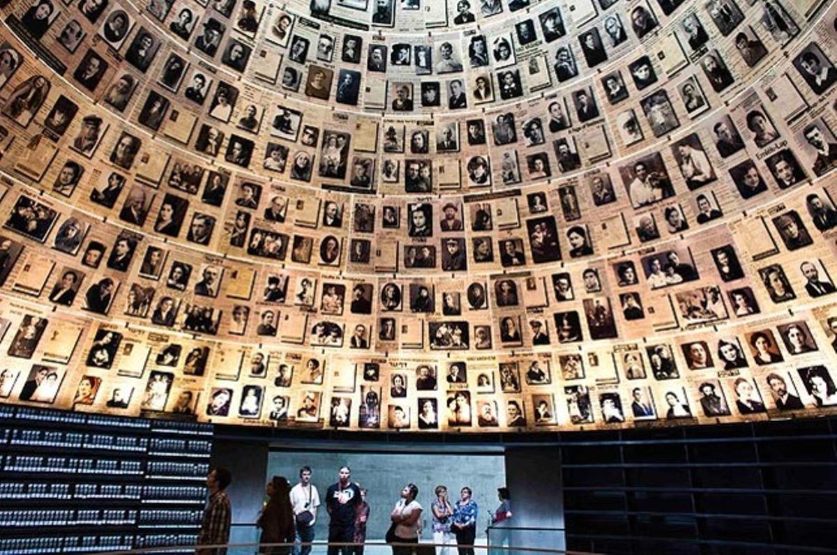 Un grup de visitants contemplen els retrats dels sis milions de jueus desapareguts durant l’Holocaust al museu que guarda la memòria d’aquest genocidi a Jerusalem. Aquest dimecres commemoren el dia anual del memorial.