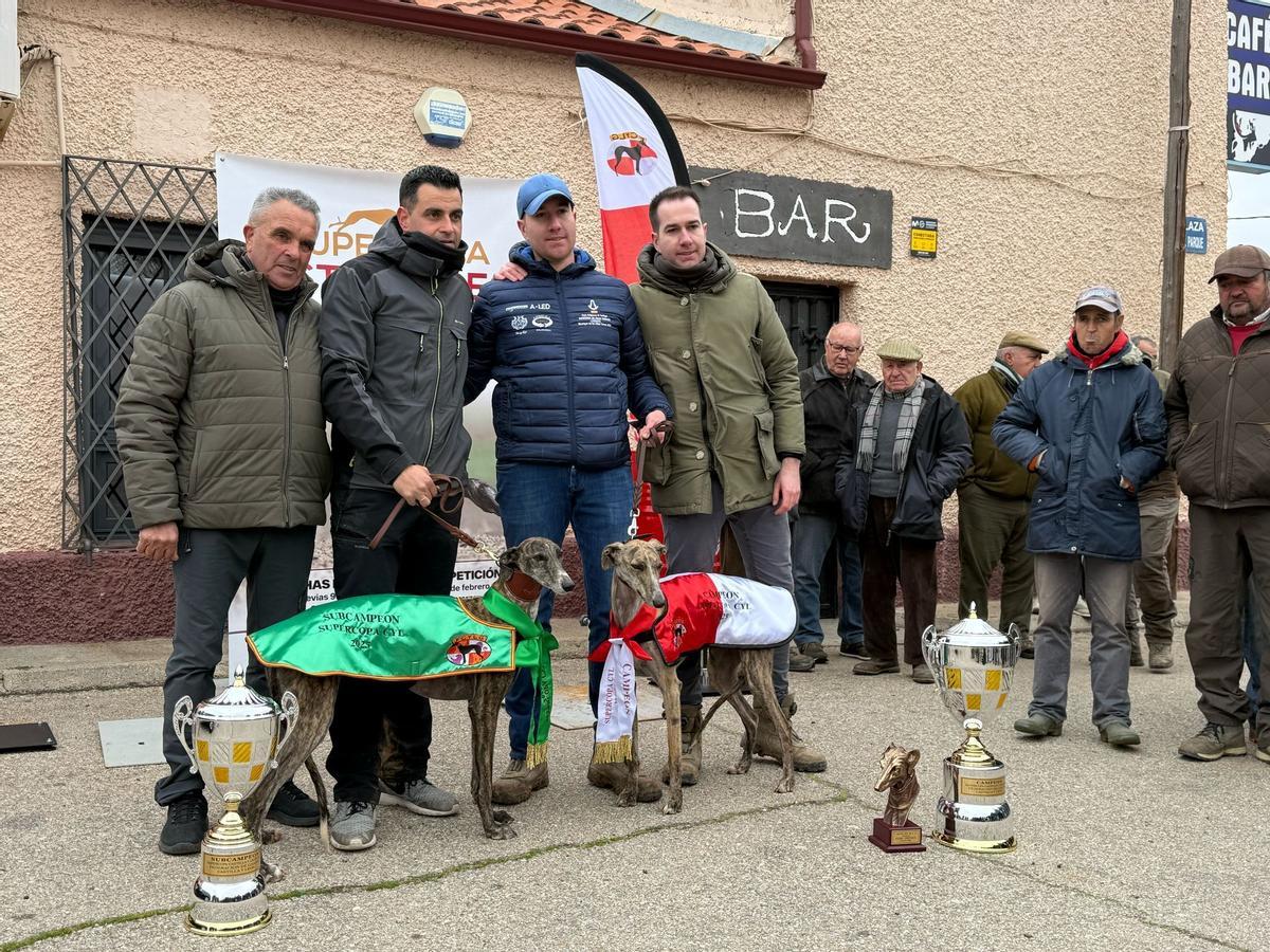 Las dos finalistas, con sus manteletas.