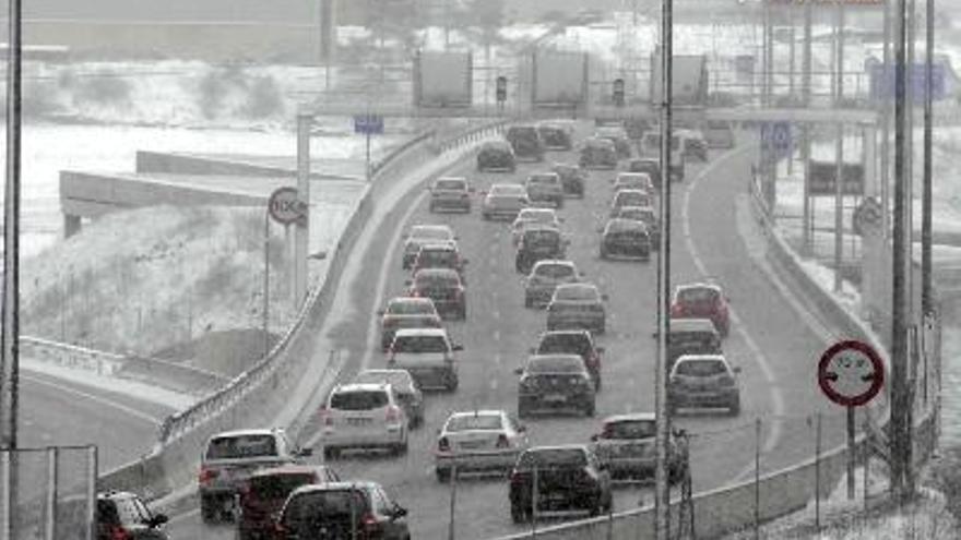 Imagen del estado del tráfico en la autopista AP 6 a su paso por la localidad segoviana de San Rafael, durante la operación especial de tráfico de Semana Santa, muy condicionada por el mal tiempo, que puede dificultar el retorno de las vacaciones.