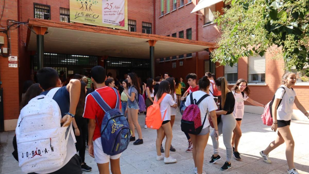 Alumnos de varios institutos de Extremadura abandonan las aulas por el calor