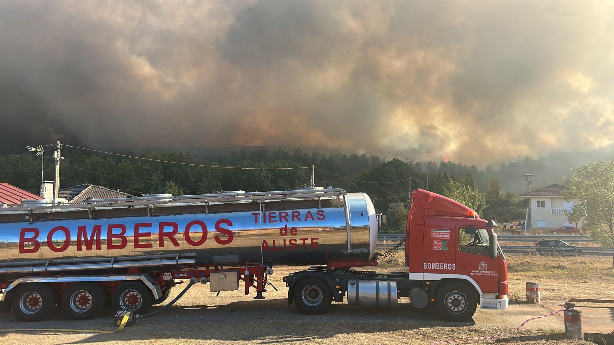 Las espectaculares imágenes del avance del fuego de Trabazos
